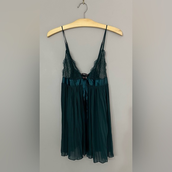 ✨NWT✨ Victoria's Secret: Chemise - Size Medium - Picture 2 of 9